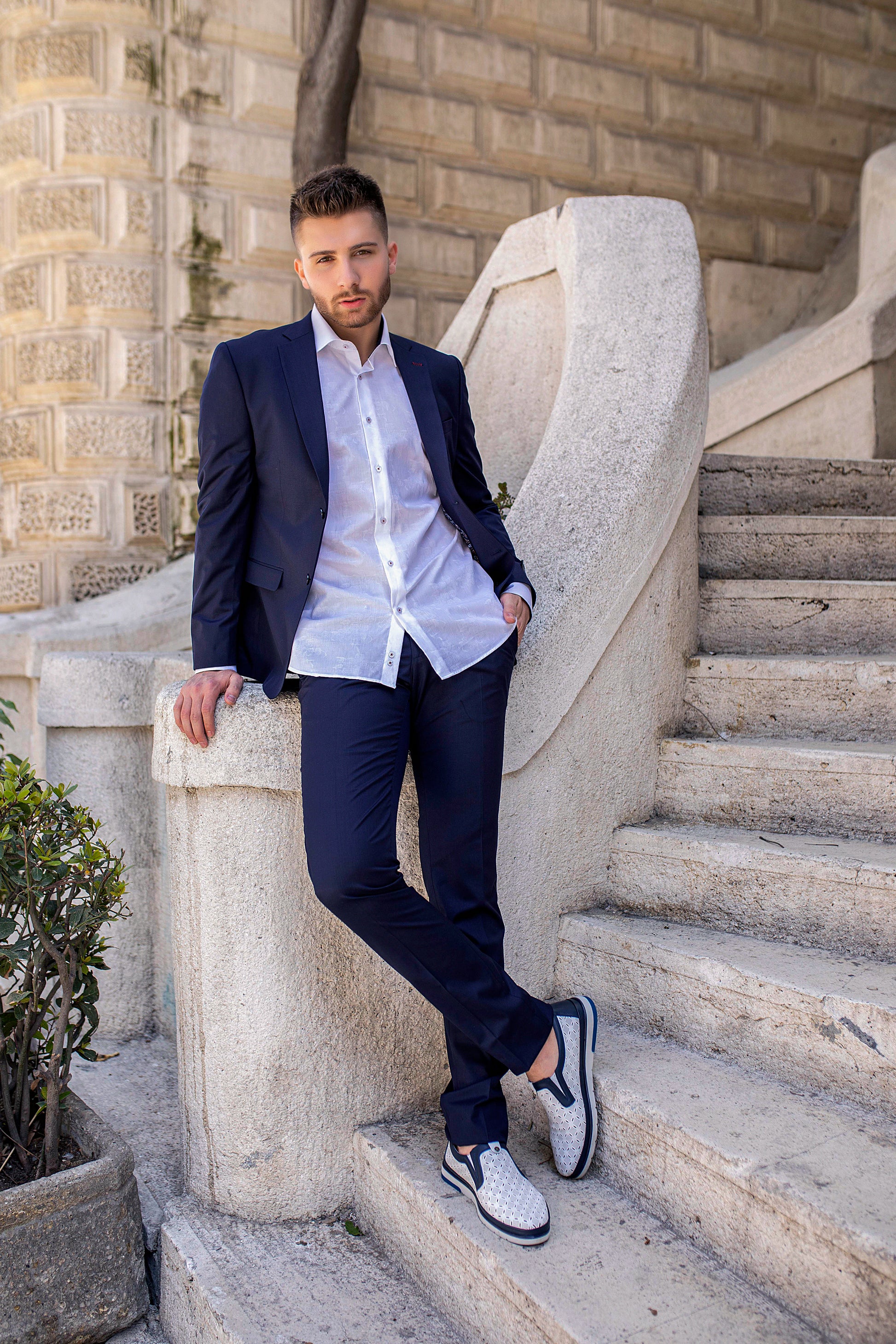 Slim Navy-Blue Suit with Notch Lapel. Made with premium-wool blend. Perfect for professional and casual events. Model is wearing light-blue Valenti dress shirt under. 