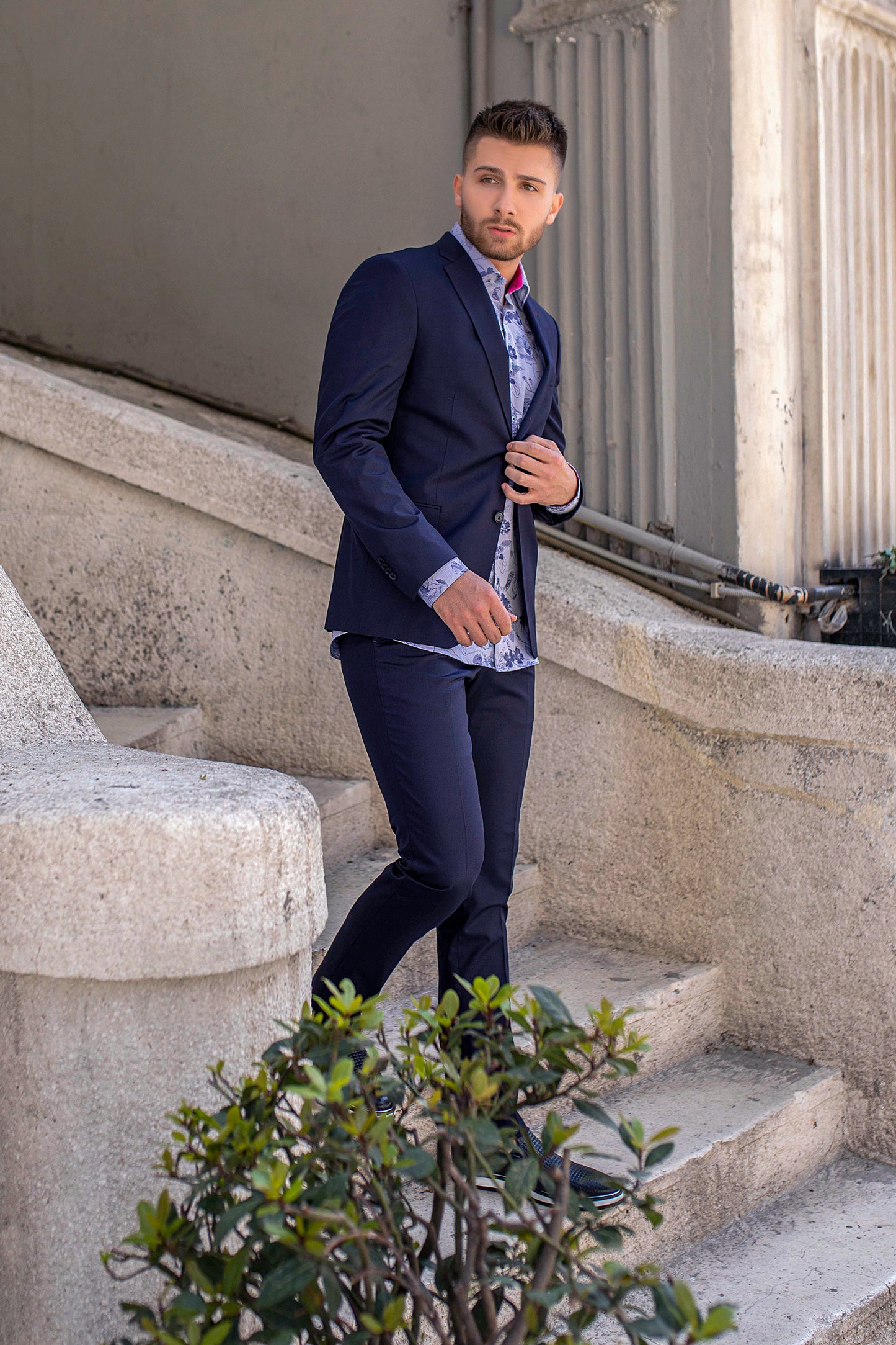 Slim Navy-Blue Suit with Notch Lapel. Made with premium-wool blend. Perfect for professional and casual events. Model is wearing light-blue flower designed Valenti dress shirt under. 